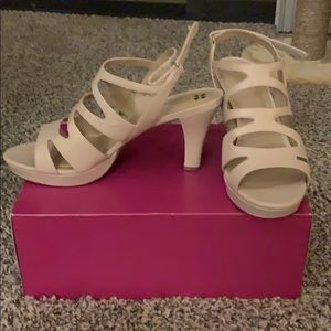 Pressley Taupe lea cream heels